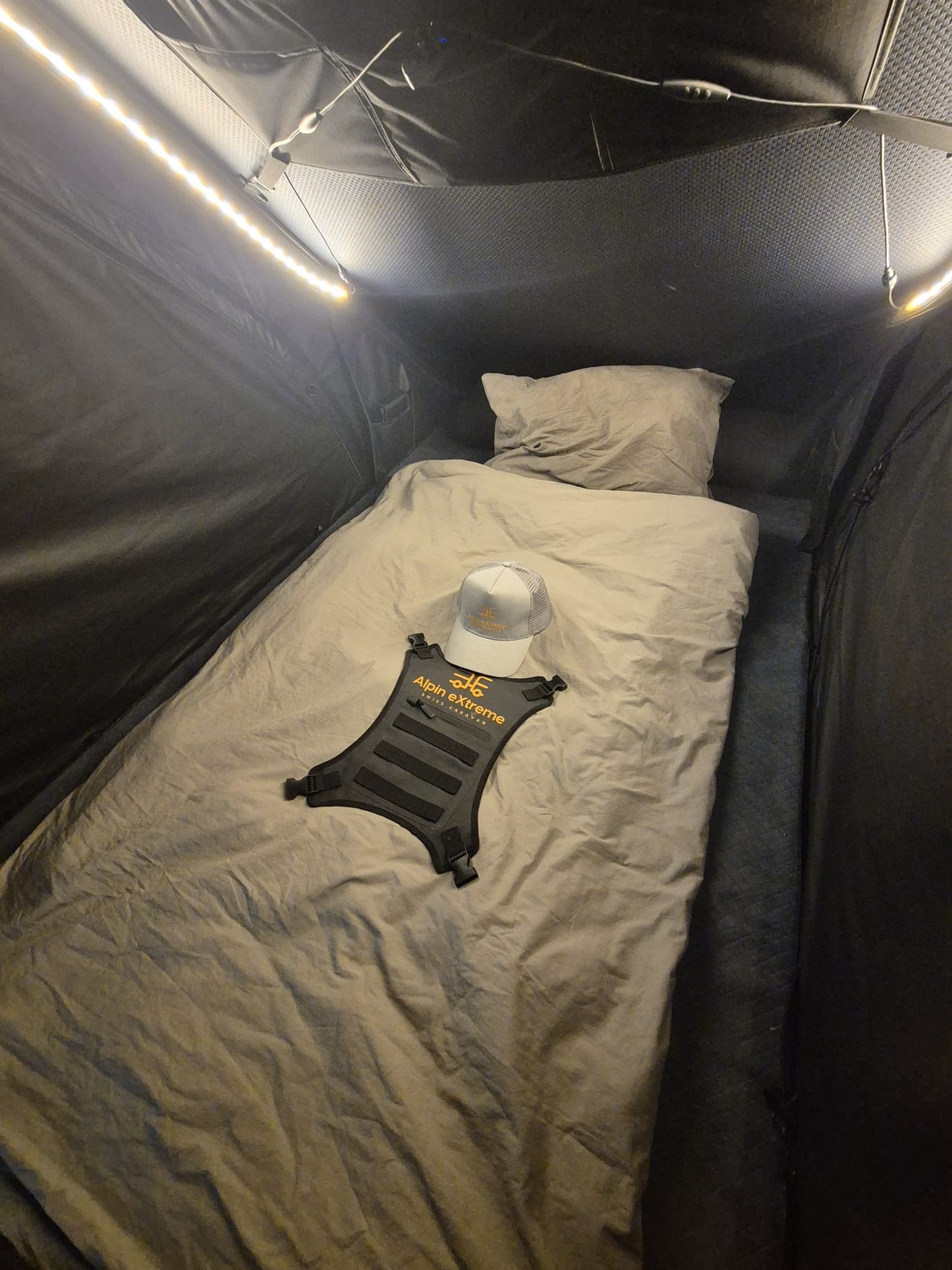Alpin eXtreme Blackout – Hartschalen-Dachzelt mit 100 % Verdunkelung für 2+1 Personen