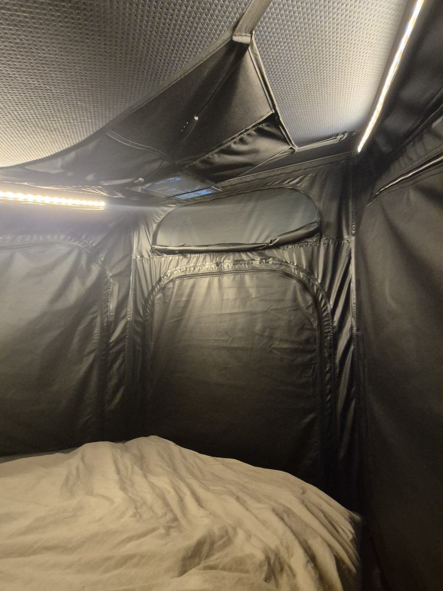 Alpin eXtreme Blackout – Hartschalen-Dachzelt mit 100 % Verdunkelung für 2+1 Personen